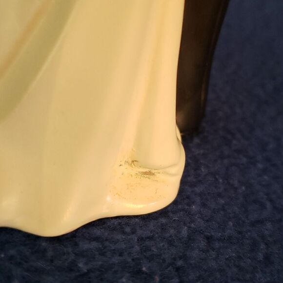 Beautiful Ceramic Bride and Groom Couple Figurine - Picture 12 of 16